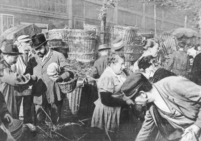 ベルの前の最後の売り上げ、ランビュー通り、パリ、レアール、1897年 作： French Photographer