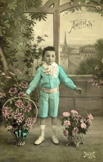 青い服を着た少年（カラー写真 作： French Photographer