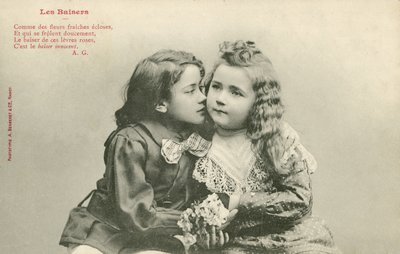 小さな女の子にキスをする少年（モノクロ写真 作： French Photographer