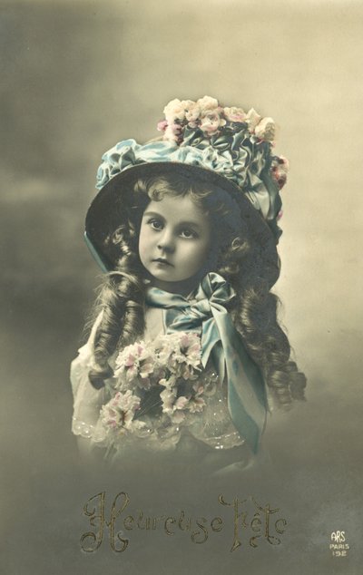 大きな帽子をかぶった小さな女の子（カラー写真 作： French Photographer