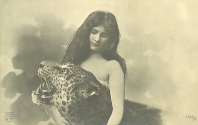 ヒョウのぬいぐるみに腕を回す長髪の女の子（モノクロ写真 作： French Photographer