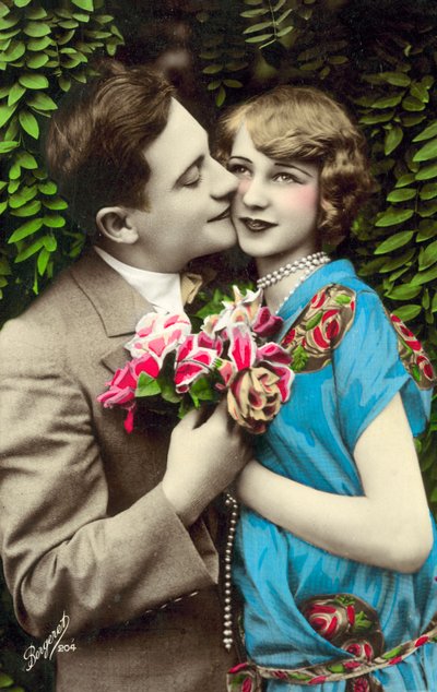 男、花を運ぶ、頬にかわいい女の子にキス 作： French Photographer