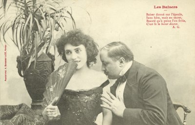 女性の肩にキスをする男性（モノクロ写真 作： French Photographer