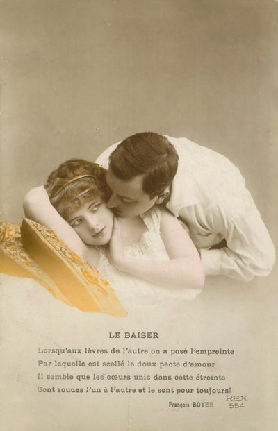 恥ずかしがり屋の少女の頬にキスをする男性 作： French Photographer