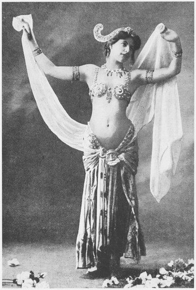 マタ・ハリ、1905年頃 作： French Photographer