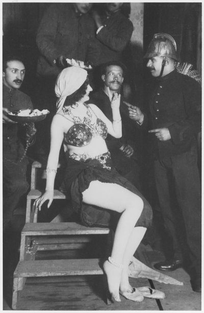 消防士と一緒に翼の中にいたマタ・ハリ、1905年頃 作： French Photographer