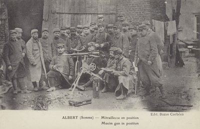 第一次世界大戦中、ソンム地方のアルバートに設置されたマクシム砲（モノクロ写真 作： French Photographer