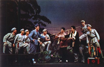 赤軍と山の大隊の会合1971年にフランスでマオとロングマーチを称えたオラトリオのシーン 作： French Photographer