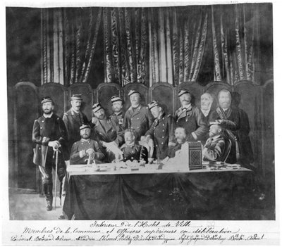 パリのオテルドヴィルにあるコミューンのメンバーと審議中のフィールドオフィサー、1871年 作： French Photographer
