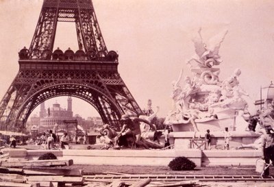 1888年頃、エッフェル塔近くに聖ヴィーダルの噴水を建てた男たち 作： French Photographer