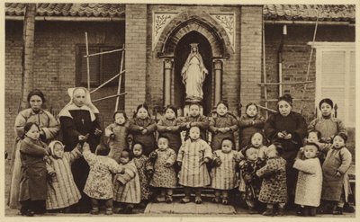孤児は中国の孤児院の外でポーズをとる 作： French Photographer