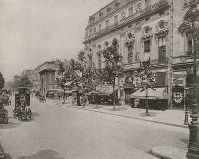 パリルネッサンス期の劇場とサンマルタン門（モノクロ写真 作： French Photographer