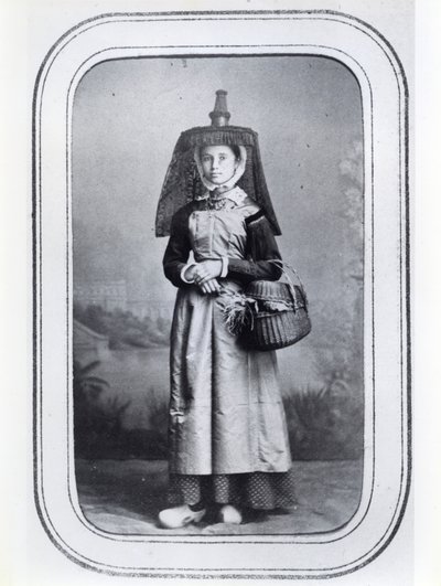 フランスの地方衣装を展示したフォト・ビジネスカード、1860-70年頃（モノクロ写真 作： French Photographer