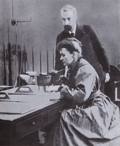 ラジウムの発見者であるピエールとマリーキュリーがパリ大学の研究所で1898年 作： French Photographer