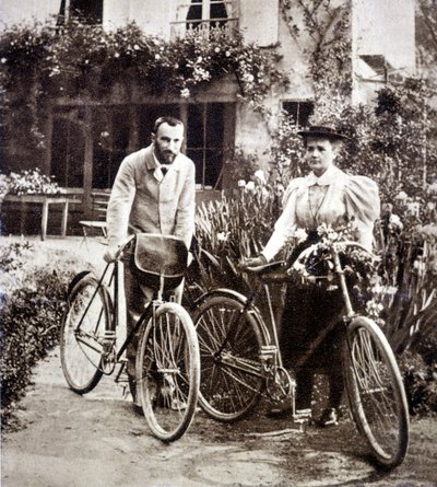 ピエール・マリー・キュリー夫妻、庭にて 1895年 作： French Photographer