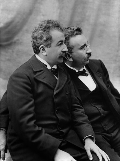 オーギュスト（1862-1954）とルイ・リュミエール（1864-1948）の肖像 1920年頃（写真） 作： French Photographer