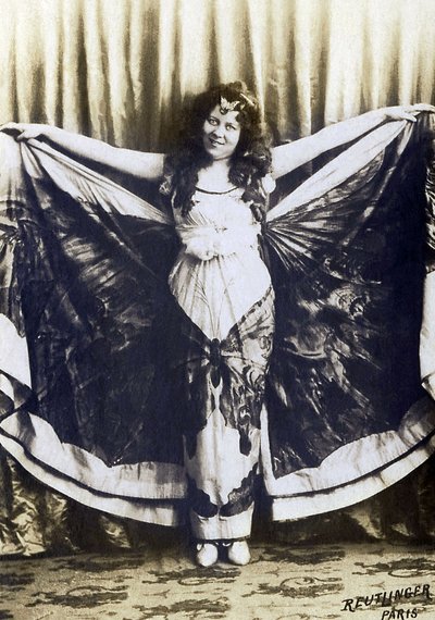 アメリカのコメディアン、シンガー、ダンサー、ロイエ・フラー（1862-1928）の肖像。 作： French Photographer