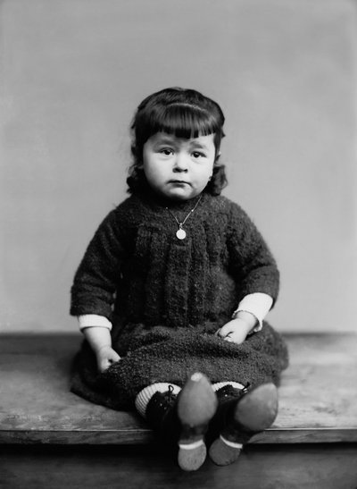 オートマルヌ地方ブルモン出身の少女の肖像、洗礼メダルを持って。19世紀後半の写真。デュコス・コレクション 作： French Photographer