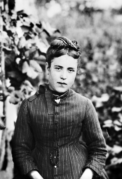 オートマルヌ地方ブルモン出身の若い女性の肖像。19世紀後半の写真。デュコス・コレクション。 作： French Photographer
