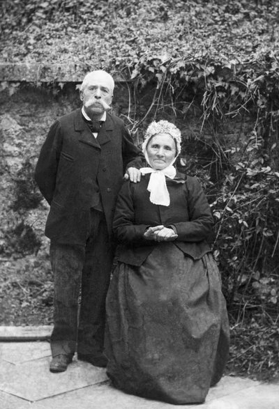 オートマルヌ地方のブルモン周辺で撮影された老夫婦のポートレート。19世紀後半の写真。デュコス・コレクション。 作： French Photographer