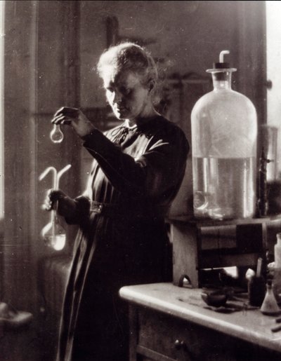 物理学者マリー・キュリー（1867年～1934年）の肖像（1925年、彼女の研究室にて）。 作： フランスの写真家