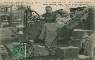 1913年に送付された73歳の娘と一緒にモーターカーに乗っていたアンブルジェール夫人の絵はがき、レゼルビエ 作： French Photographer
