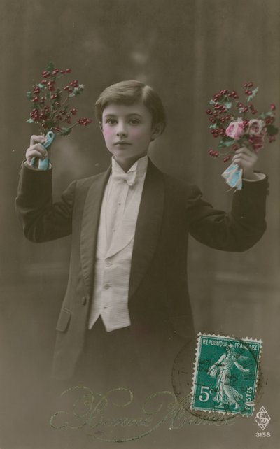 1913年に送付された白いネクタイと尾を持つ花と果実を持つ男の子のポストカード（手描きの写真） 作： French Photographer