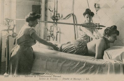 1913年に送られた、ヴィシーの温泉でシャワーとマッサージを受けた女性の絵葉書 作： French Photographer