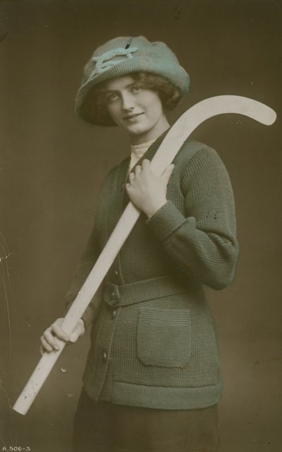 1913年に送られた、ホッケースティックを背負った若い女性のポストカード 作： French Photographer