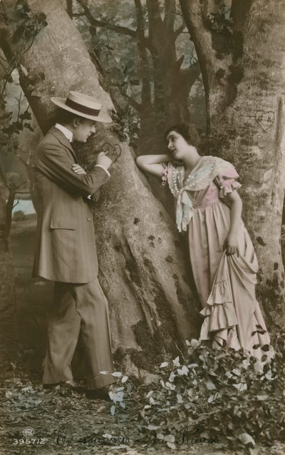 1913年に送られ、恋人たちが木にハートを彫ったポストカード（手描きの写真） 作： French Photographer