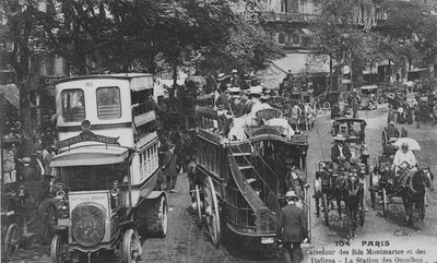 1905-10年、パリのモンマルトル大通りとイタリアン大通りの交差点にあるオムニバス駅を示すはがき 作： French Photographer