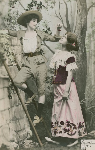 1913年に送付された、チェリーの衣装を着た2人の女の子が写っている絵葉書（手描きの写真） 作： French Photographer