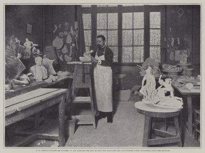 フランス・セーブル磁器工場の作業場で鋳型を作る様子（モノクロ写真 作： French Photographer