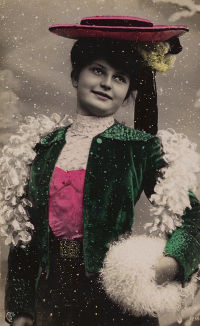雪の中できれいな服を着たかわいい女の子 作： French Photographer