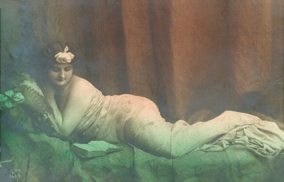 リクライニングガール、読書 作： French Photographer