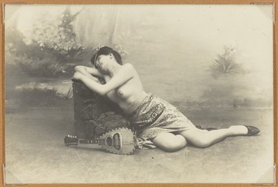 マンドリンを持つリクライニング女性、1895年頃（ゼラチンシルバープリント） 作： French Photographer