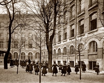 19世紀末、1900年以前のパリのサイスバル夫人の学校（Carcado - Saisseval）のレクリエーション・コート（モノクロ写真）。 作： French Photographer