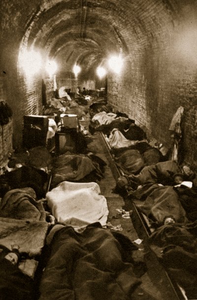 1940年9月、ルアーブルの住民が電車のトンネルに避難する 作： French Photographer