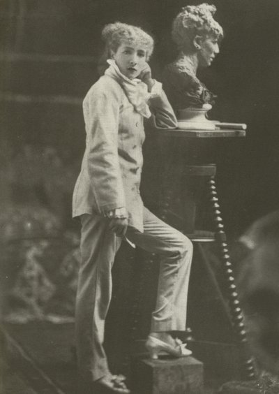 1869年のサラ・ベルナール（モノクロ写真 作： French Photographer