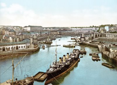 1890年から1900年までブレストのペンフェルド川に係留された船 作： French Photographer