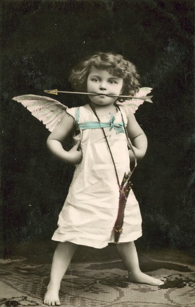 キューピッドに扮した小さな男の子 作： French Photographer
