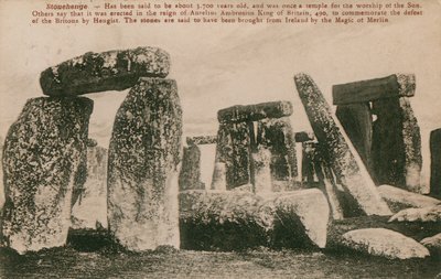ストーンヘンジ-青銅器時代のストーンサークルは、伝承では、アウレリウスアンブロシウスの治世490年に、ヘンギストによるイギリスの敗北を記念して建てられたと述べています。石があったと言われています 作： French Photographer