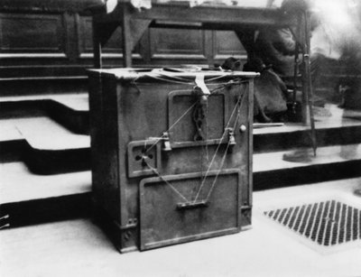 アンリデザイアーランドル（1869-1922）が使用したストーブ 作： French Photographer