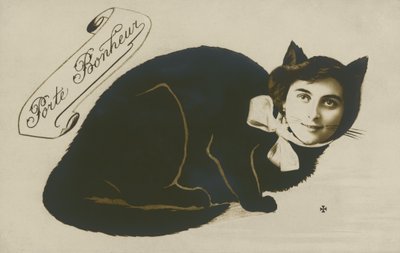 可愛い女の子の顔をしたシュールな猫（モノクロ写真） 作： French Photographer