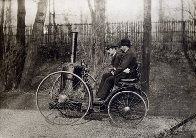 ディオン伯爵が運転する最初の蒸気自動車 作： French Photographer