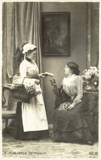 メイドに指示を出す女将さん（モノクロ写真） 作： French Photographer
