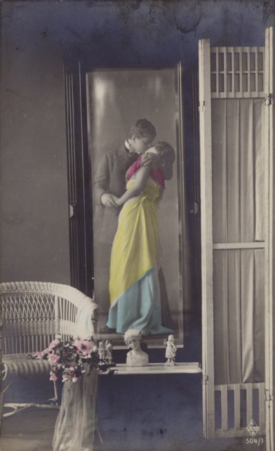 キスをしている若いカップルの鏡に映る様子（色付き写真） 作： French Photographer
