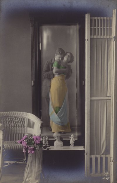 キスをしている若いカップルの鏡に映る様子（色付き写真） 作： French Photographer