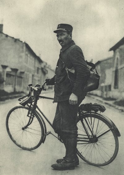 このフランスの郵便配達は彼の自転車が非常に便利であると感じています 作： French Photographer