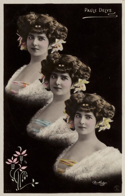 3つの同一の女性の頭 作： French Photographer